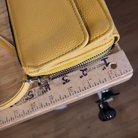 Kenneth Cole Reaction Yellow Pebbled Leather Cross Body 8" X 5" Zip - Picture 11 of 11